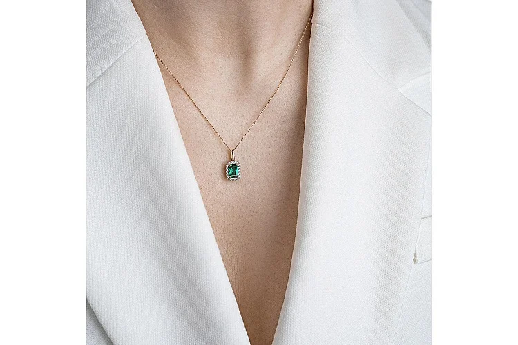 Подвеска из жёлтого золота с изумрудом и 18 фианитами