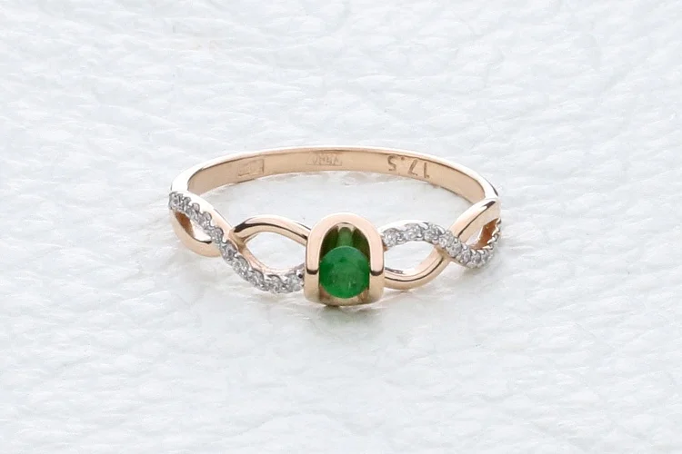 Кольцо из красного золота с изумрудом и 22 бриллиантами