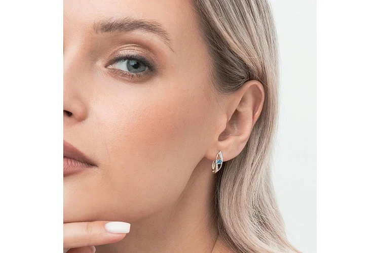 Серьги из красного золота с 2 топазами swiss и 16 фианитами