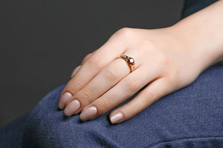 Кольцо из красного золота с гранатом и 8 фианитами