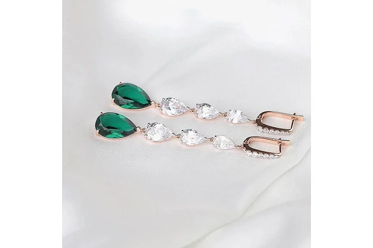 Серьги из красного золота с 2 изумрудами и 20 фианитами