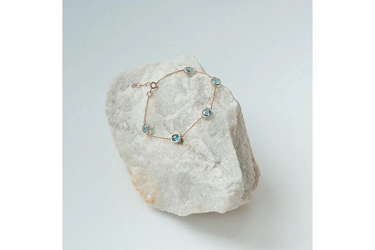 Браслет из красного золота с 5 топазами swiss