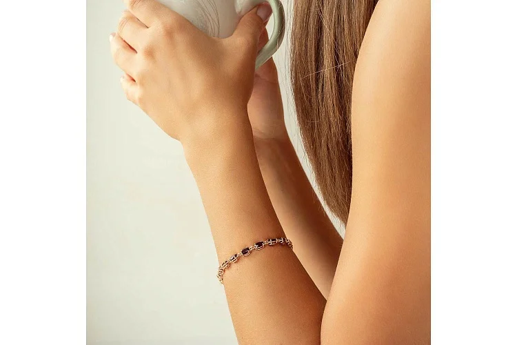 Браслет Дорожка из красного золота с 17 гранатами