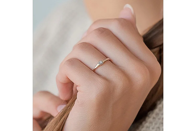 Кольцо из красного золота с бриллиантом