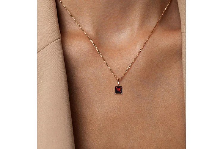 Подвеска из красного золота с гранатом