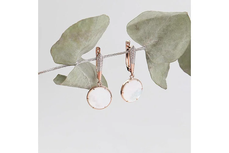 Серьги из красного золота с перламутром и 16 фианитами