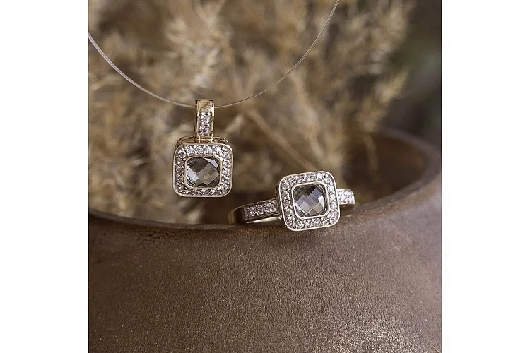 Кольцо из красного золота с топазом sky и 24 фианитами