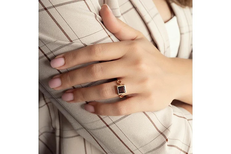 Кольцо из красного золота с гранатом