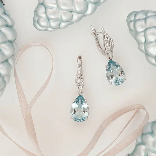 Серьги из белого золота с 2 топазами sky и 24 топазами бесцветными