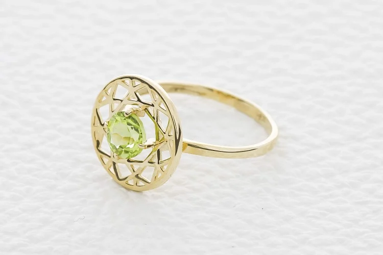 Кольцо Круг из жёлтого золота с хризолитом