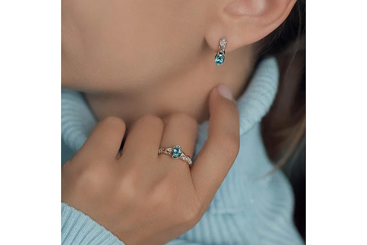 Кольцо из красного золота с топазом swiss и 20 фианитами