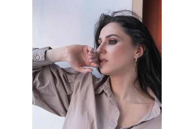 Серьги из красного золота с 8 гранатами