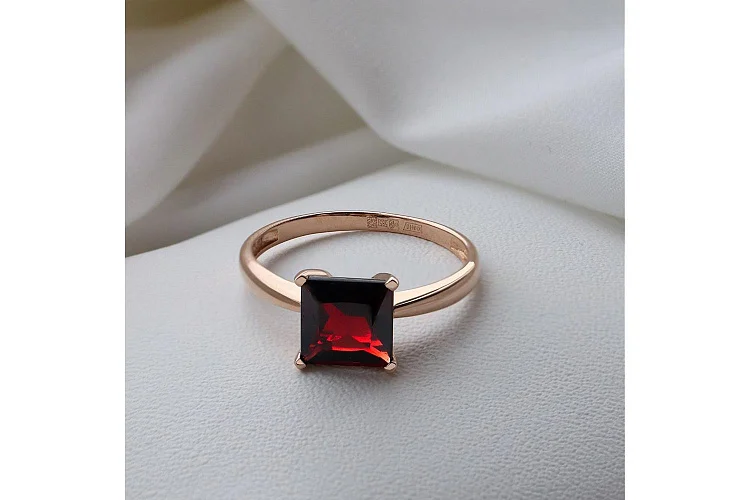 Кольцо из красного золота с гранатом