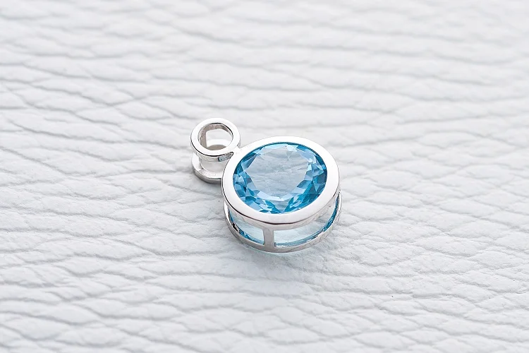 Подвеска из белого золота с топазом sky