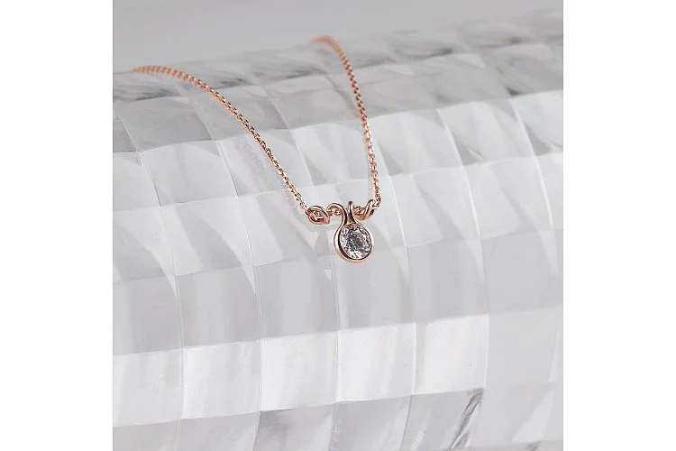 Колье из красного золота с кристаллом swarovski