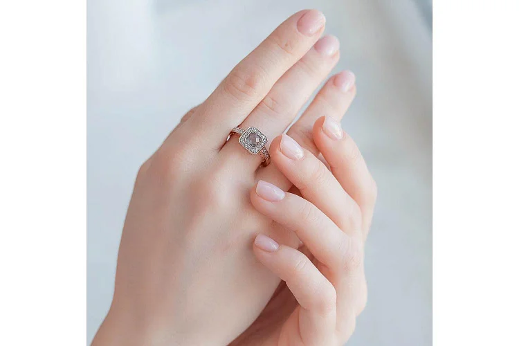 Кольцо из красного золота с топазом sky и 24 фианитами