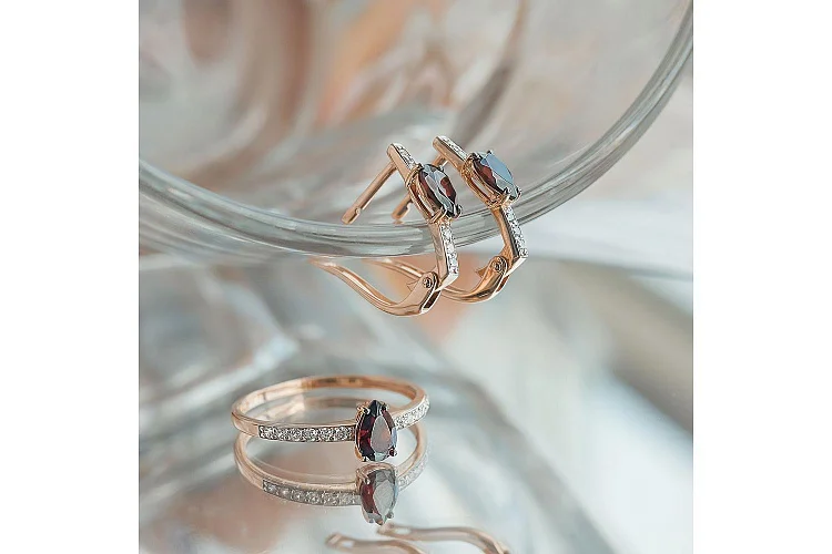 Серьги из красного золота с 2 гранатами и 10 фианитами