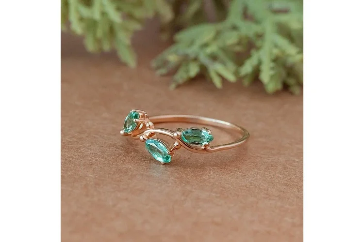 Кольцо из красного золота с 3 изумрудами