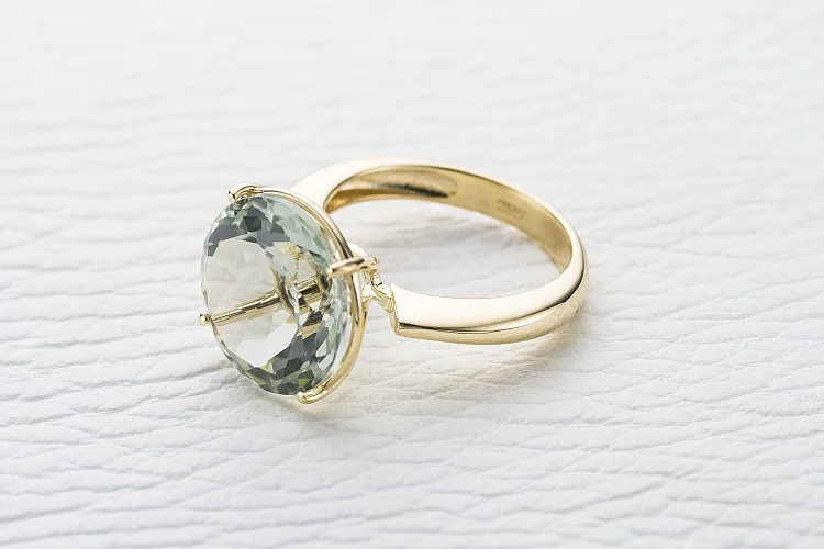 Кольцо из жёлтого золота с аметистом