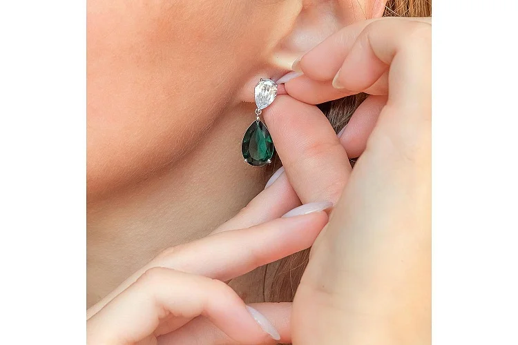 Серьги-пусеты из белого золота с 2 изумрудами и 2 фианитами