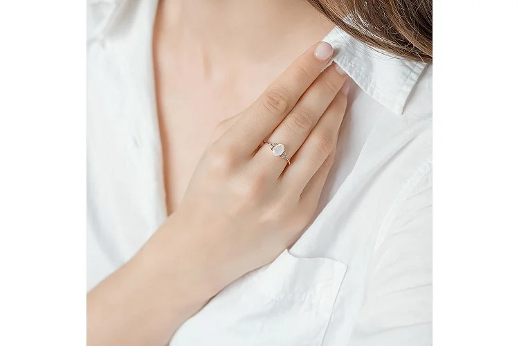 Кольцо из красного золота с опалом и 6 сапфирами