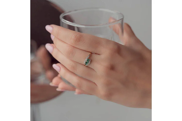 Кольцо из жёлтого золота с 3 изумрудами и 16 бриллиантами