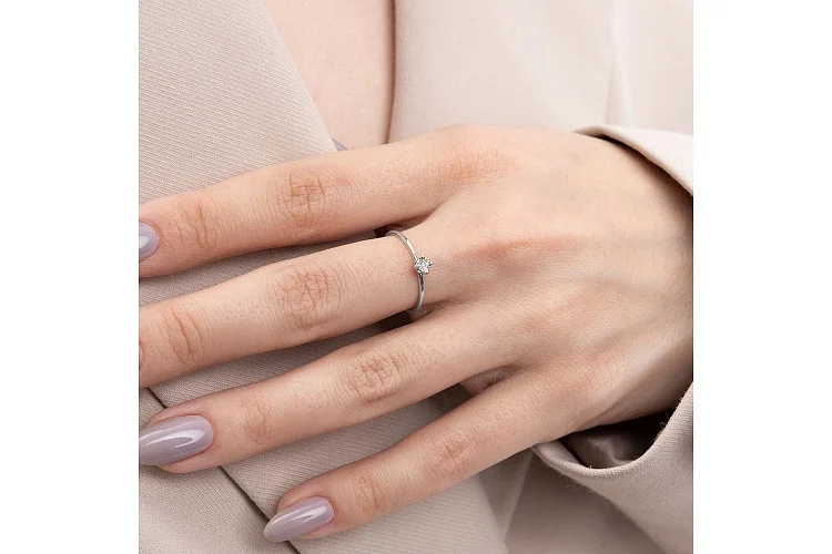 Кольцо из белого золота с бриллиантом