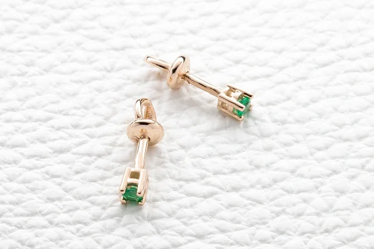 Серьги-пусеты из красного золота с 2 изумрудами