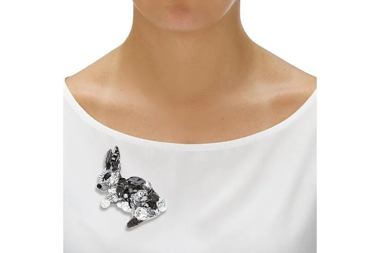 Бижутерная брошь Заяц