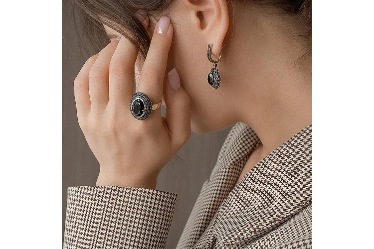 Кольцо из жёлтого золота с агатом и 184 фианитами