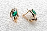 Серьги из красного золота с 2 изумрудами и 14 бриллиантами