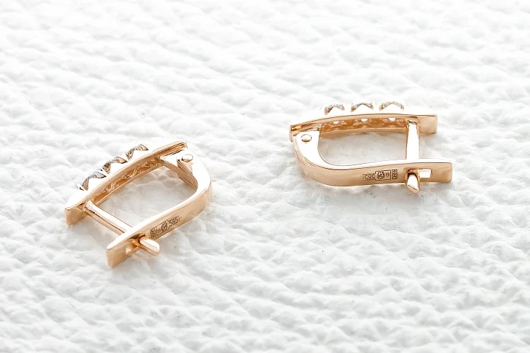 Серьги из красного золота с 6 фианитами