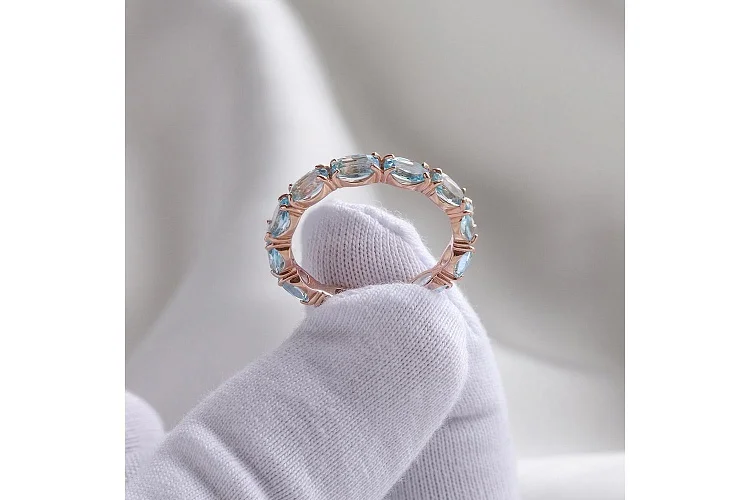 Кольцо Дорожка из красного золота с 12 топазами swiss