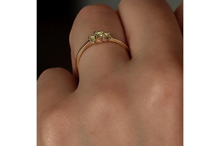 Кольцо из жёлтого золота с 3 хризолитами