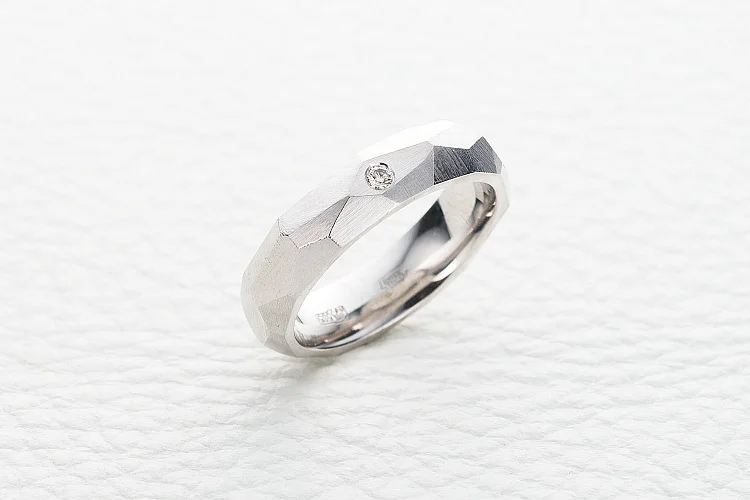 Кольцо из белого золота с бриллиантом