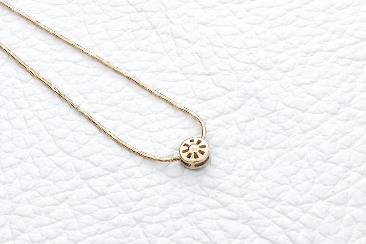 Колье из красного золота с бриллиантом