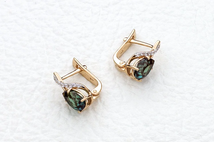 Серьги из красного золота с 2 александритами и 16 фианитами