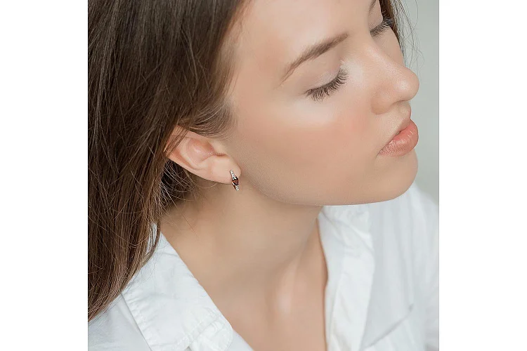 Серьги из красного золота с 2 гранатами и 10 фианитами