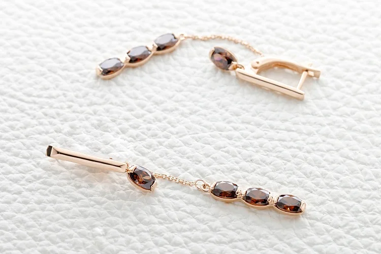 Серьги из красного золота с 8 фианитами