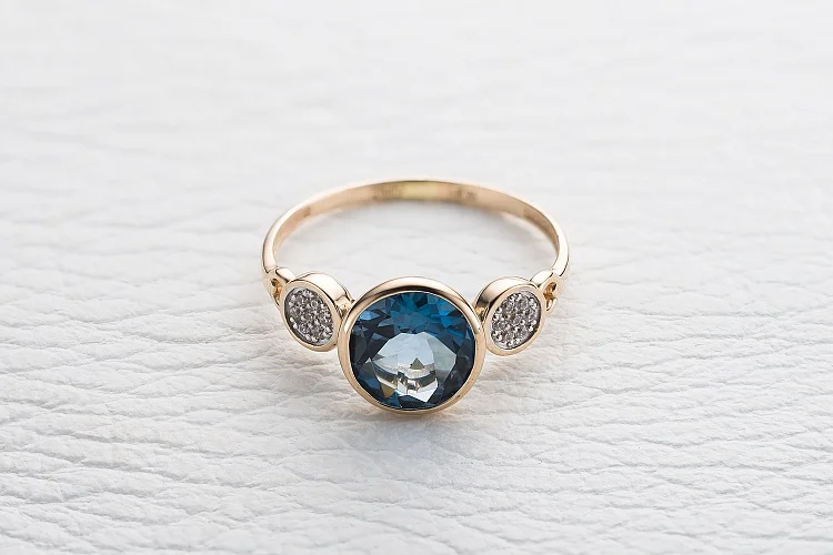 Кольцо из красного золота с топазом лондон и 14 фианитами