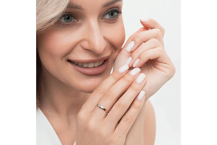 Кольцо из красного золота с бриллиантом