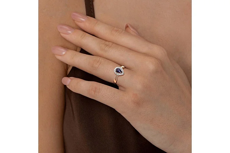 Кольцо из красного золота с иолитом и 16 фианитами