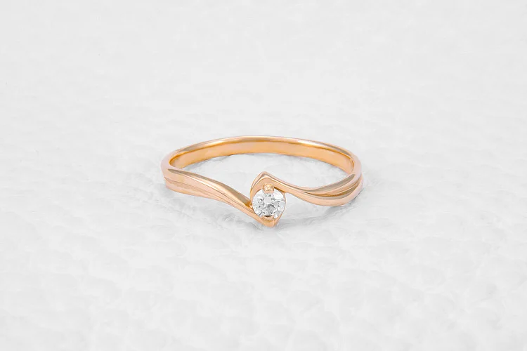 Кольцо из жёлтого золота с бриллиантом