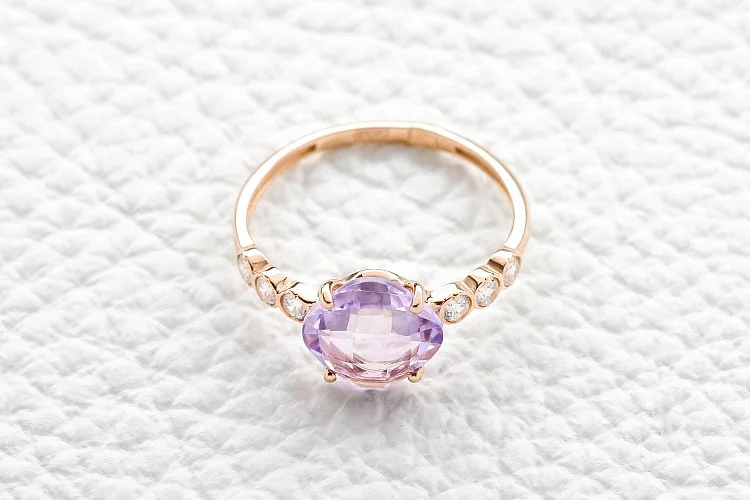 Кольцо из красного золота с аметистом и 6 фианитами