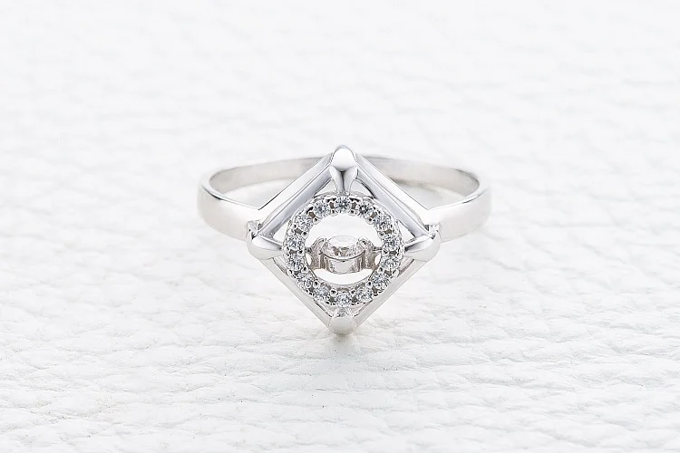 Кольцо Квадрат из белого золота с 15 фианитами