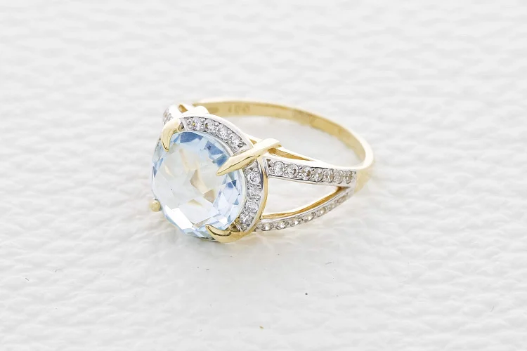 Кольцо из жёлтого золота с топазом sky и 44 фианитами
