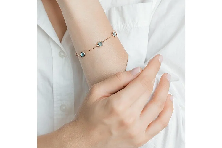 Браслет из красного золота с 5 топазами swiss