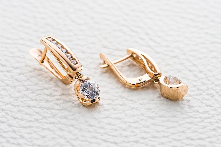 Серьги из красного золота с 14 кристаллами swarovski