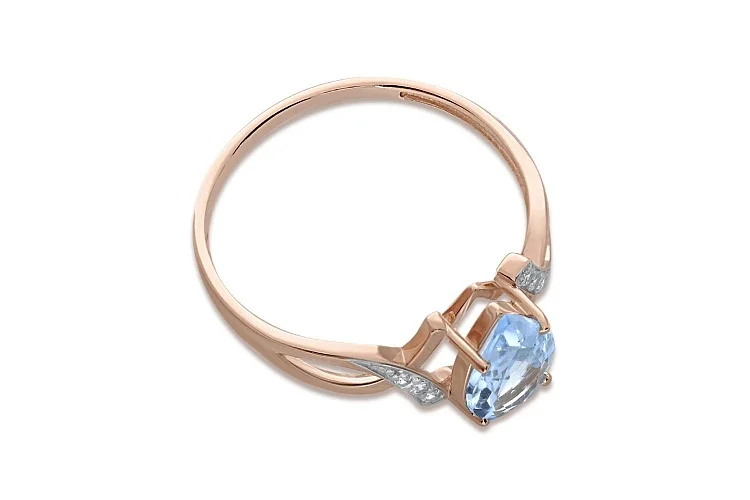 Кольцо из красного золота с топазом sky и 6 фианитами