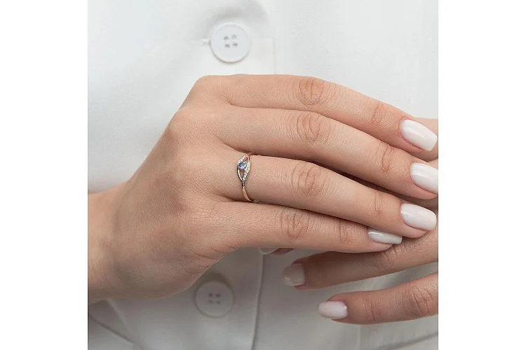 Кольцо из красного золота с танзанитом и 8 фианитами